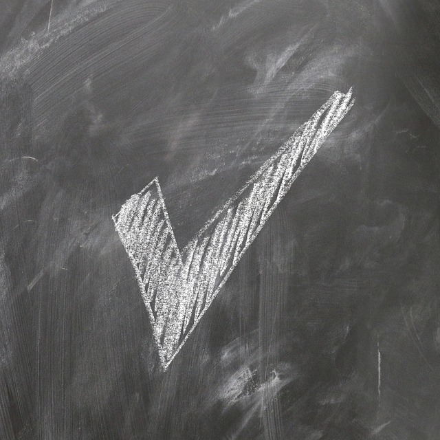 習慣トラッカーノートにチェックマークを記入しているクローズアップ